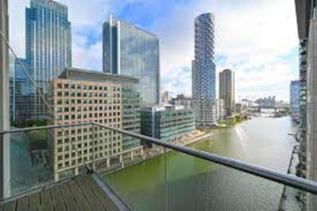 Skyview Waterside City Luxury Apartment 런던 외부 사진
